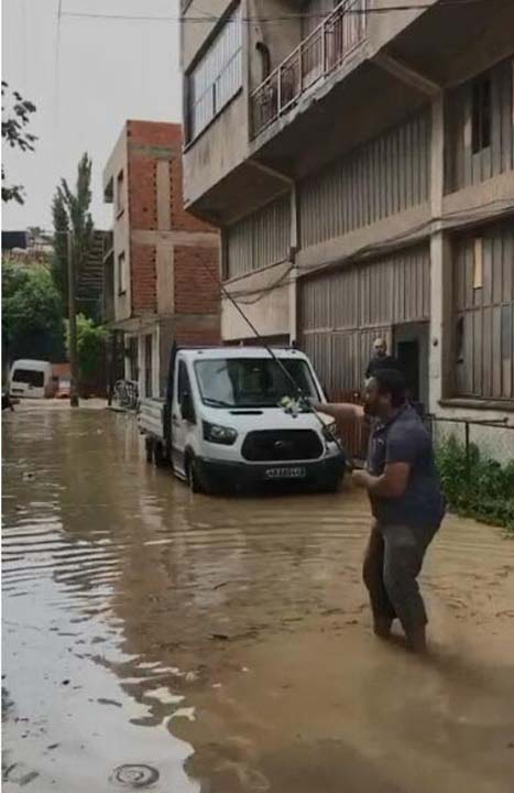 İzmir'i sağanak yağış vurdu! Ev ve iş yerlerini su bastı 6