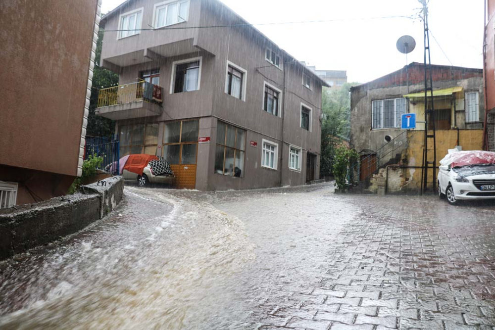 Sağanak yağış megakent İstanbul'da hayatı felç etti! Yollar göle döndü 11