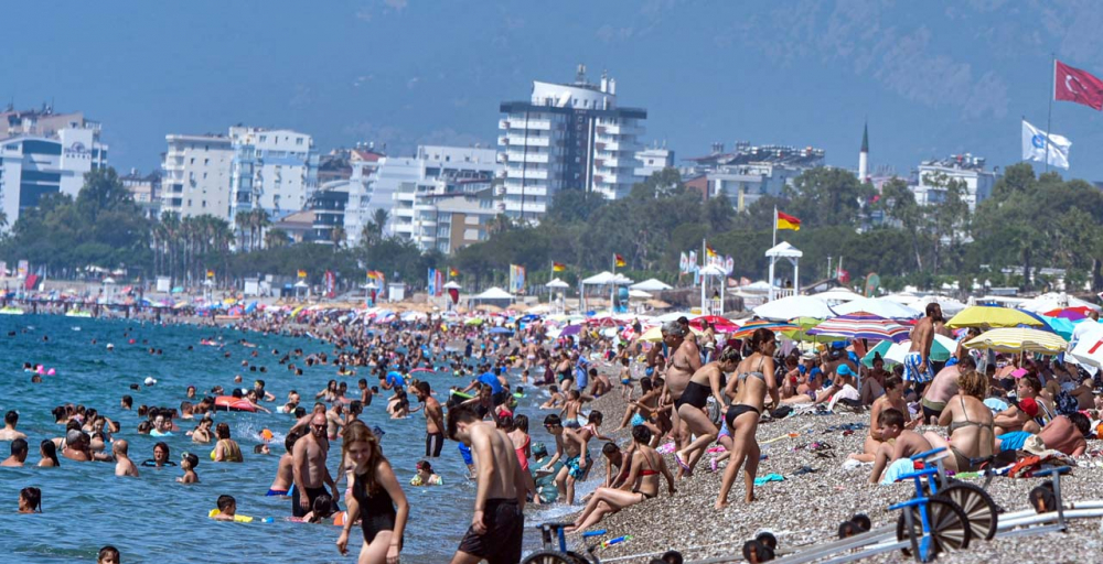 Antalya'da vatandaşlar sahile akın etti! Mesafe ve maske yok sayıldı 1