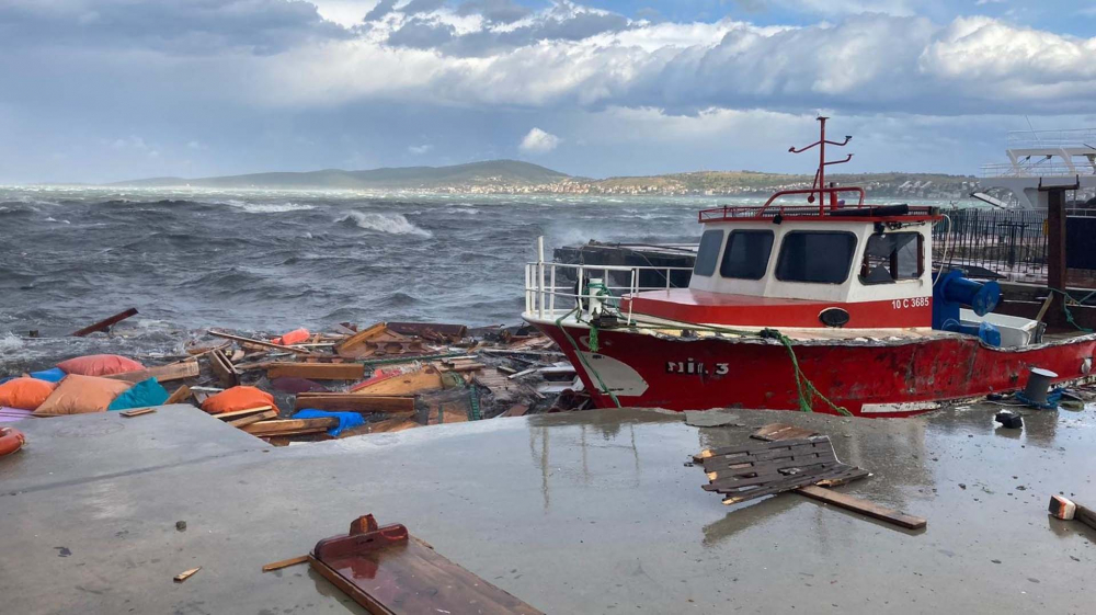 Balıkesir Ayvalık'ı şiddetli fırtına vurdu: Çatılar uçtu, tekneler battı 6