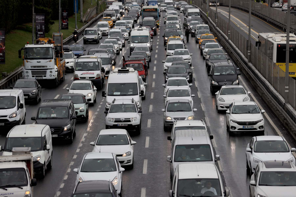 Sokağa çıkma kısıtlaması öncesi İstanbul'da trafik yoğunluğu yaşanıyor 3