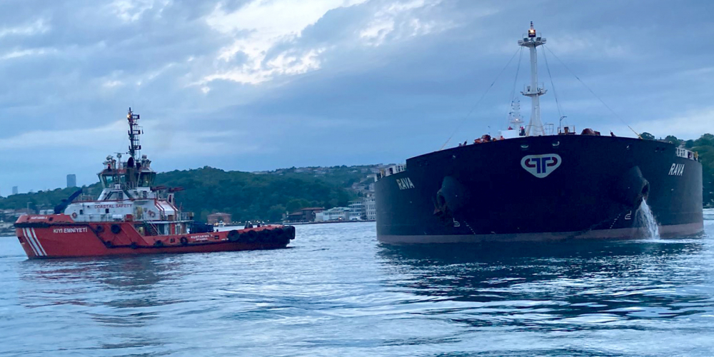 Ham petrol taşıyan tanker kıyıya sürüklendi! Boğaz, çift yönlü olarak gemi trafiğine kapatıldı 1