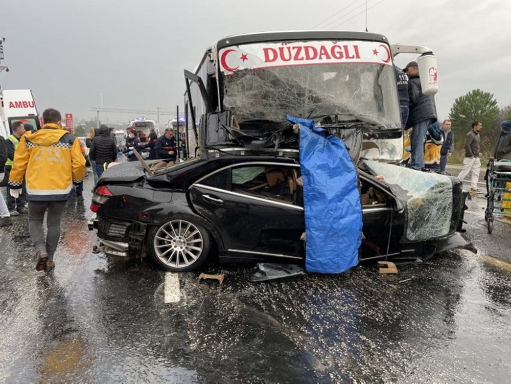 Tekirdağ'da kayganlaşan yol faciaya yol açtı! Otomobil, servis midibüsüne çarptı: Özcan- Nalan Özdemir hayatını kaybetti, 15 kişi yaralandı 1