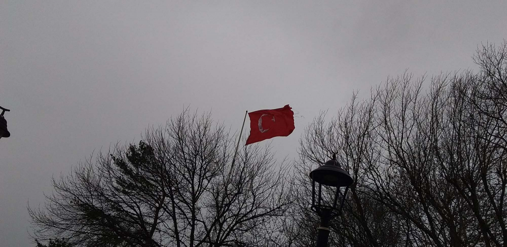 Çamlıca'daki dev Türk bayrağı koptu! Etkisini gösteren fırtına sebebiyle kentin belirli yerlerindeki Türk bayrakları direklerden uçtu! 1