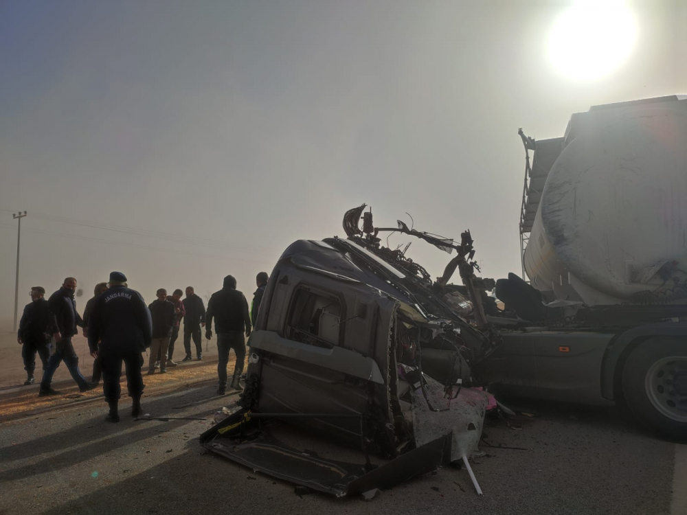 Konya'da kum fırtınası zincirleme kazaya neden oldu! 30 araç birbirine girdi, çok sayıda kişi yaralandı 1