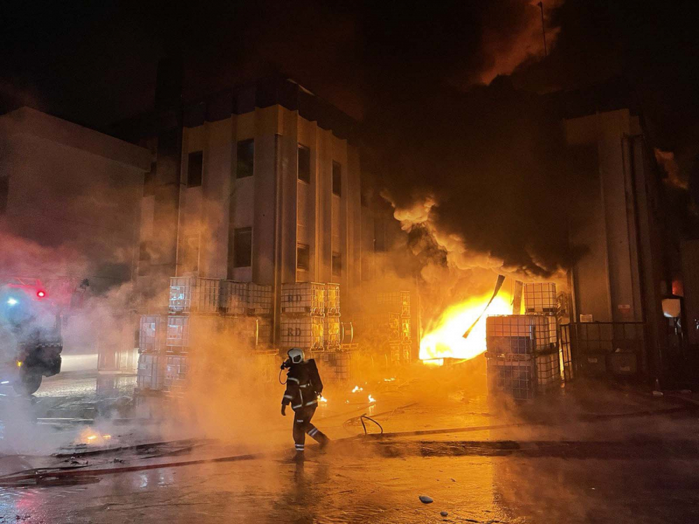 Bursa Nilüfer'deki kimya fabrikasında yangın! Dumanlar geceyi aydınlattı, yangın saatler sonra söndürüldü 1