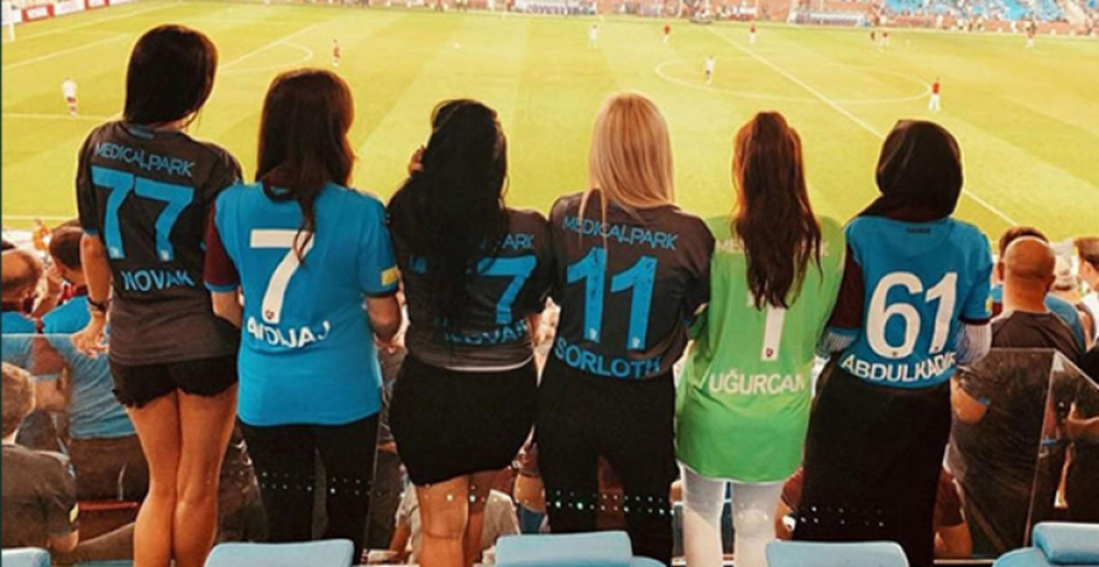Rakibe top göstermeyen yıldız futbolcular gönlünü bu hanımlara kaptırdı! İşte güzelliğiyle mest eden Süper Lig'in "yengeleri!" 1