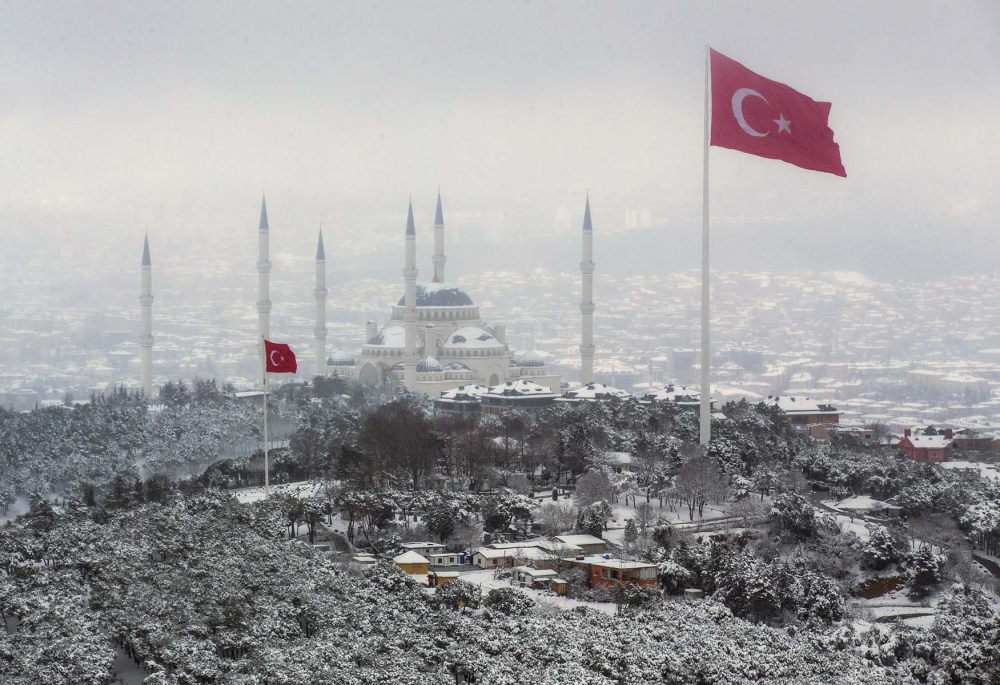 Kar yağışı etkili oldu! Mega kent İstanbul, beyaz gelinliğiyle büyüledi! Kartpostallık görüntüler mest etti 1
