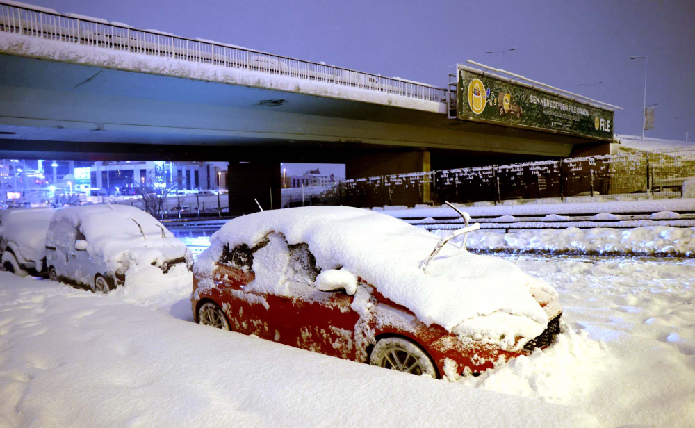 Kar yağışı İstanbul'da hayatı felç etti! Yolda kalan 5 bin 57 kişi tahliye edildi! Vatandaşlar araçlarını yolda bıraktı 1