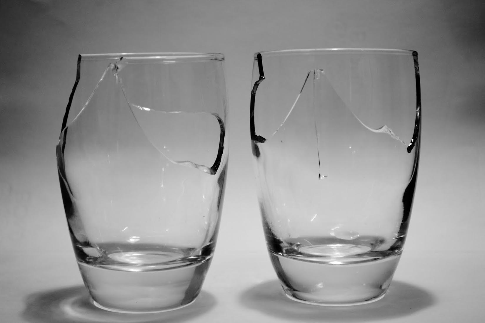Трещина стакана. Стеклянные предметы. Стеклянная посуда. Стеклянный бокал. Разбитая стеклянная посуда.