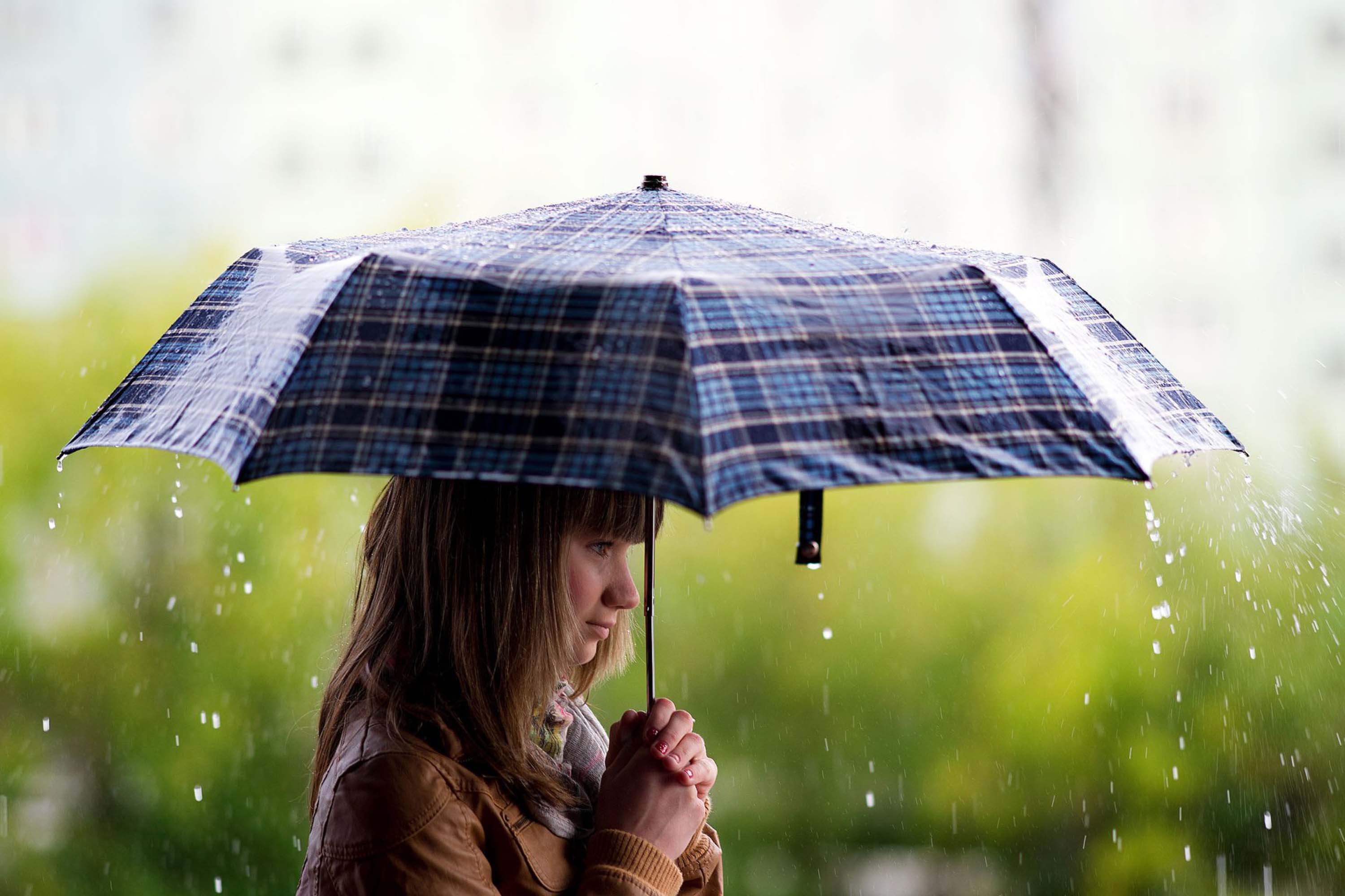Rain. Зонт под дождем. Человек под зонтом. Дождь. Человек с зонтом под дождем.