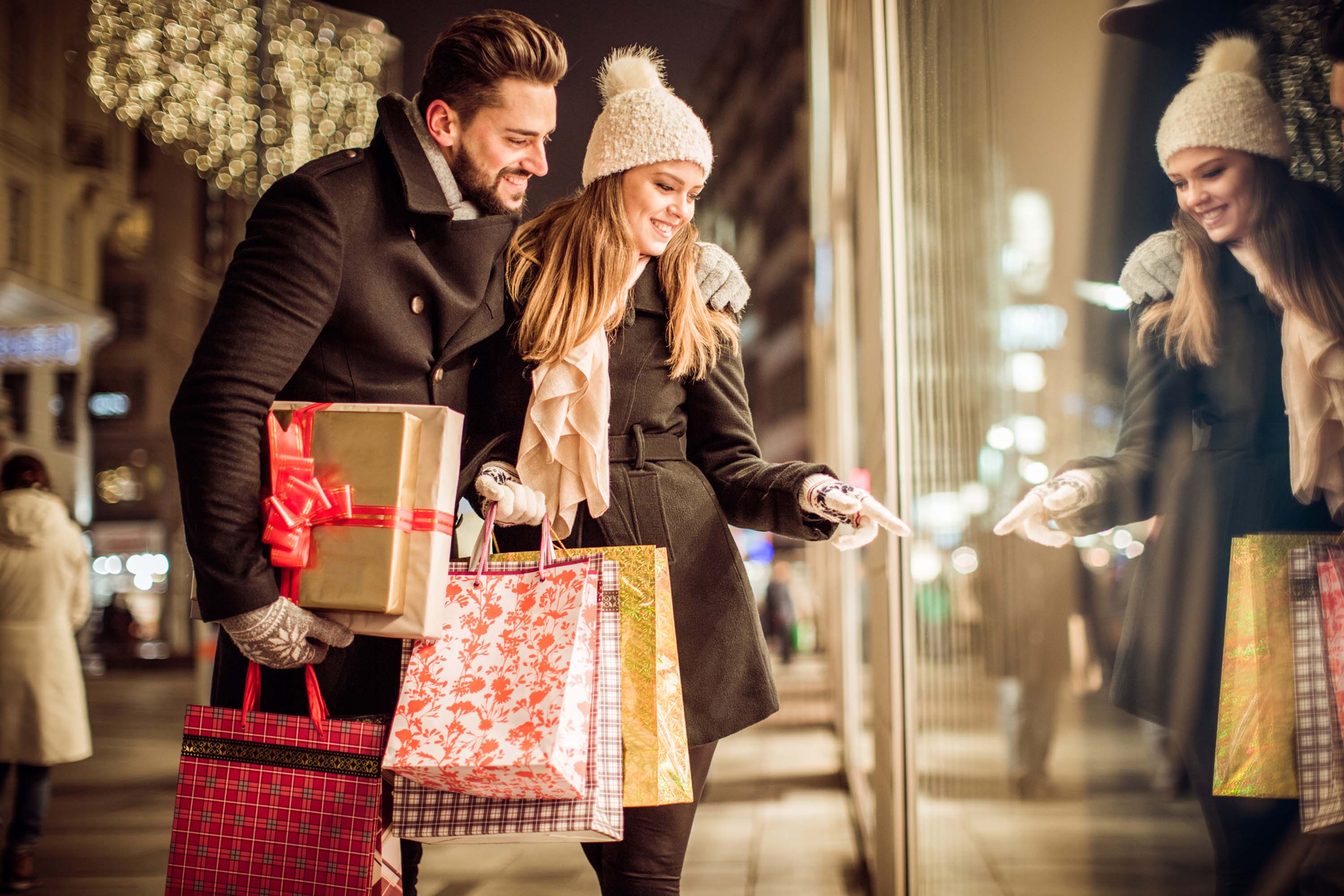 Woman shopping man shopping. Новогодний шоппинг. Рождественский шопинг. Зимний шоппинг. Шоппинг зимой.