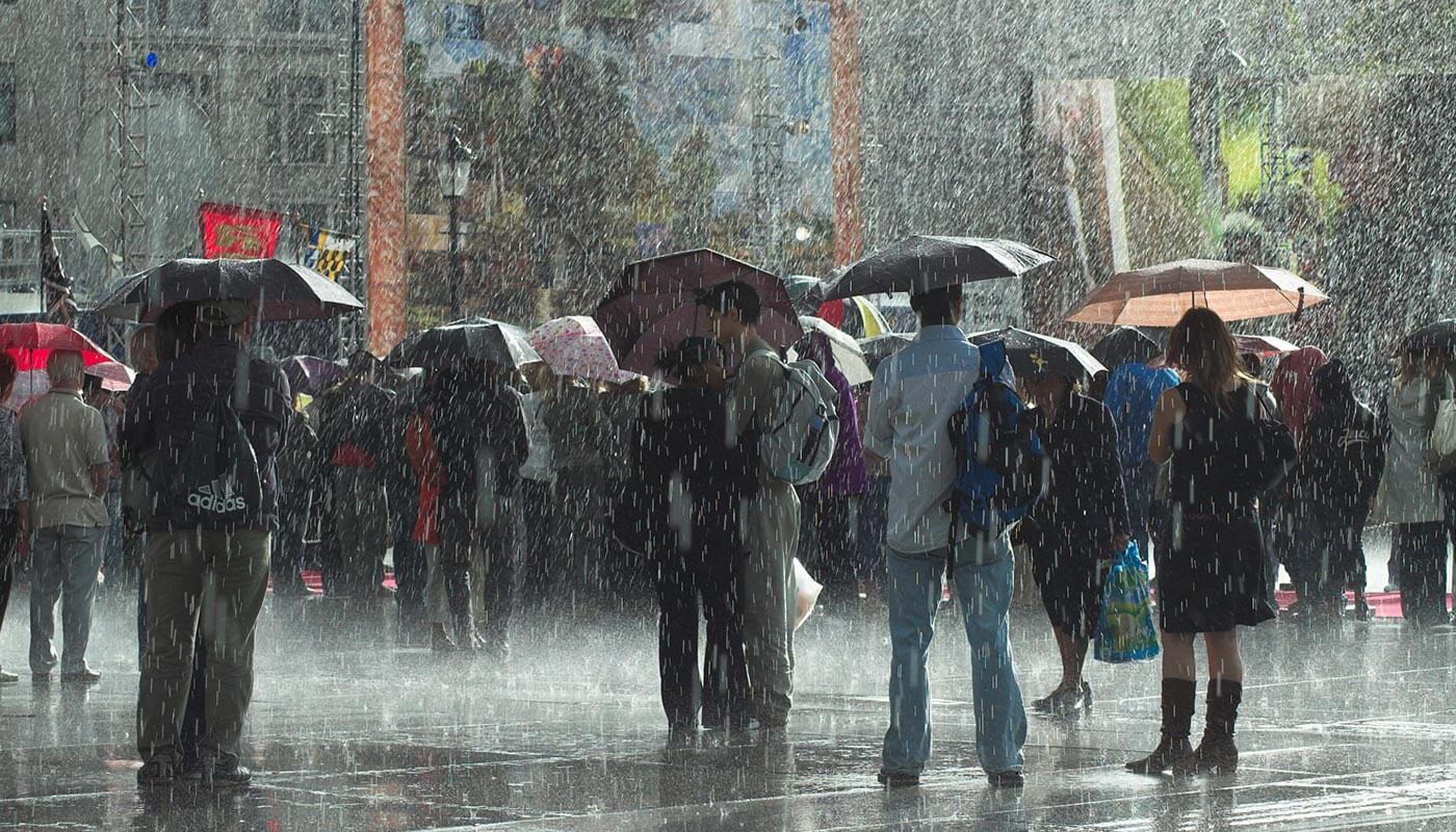 Не прекращавшийся в течение суток дождь. Под дождем. Человек под дождем. Дождливый день. Человек с зонтом под дождем.