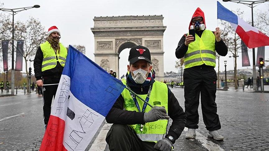 Paris'te 'Sarı Yelekliler'in gösterisi başladı: 300 eylemci gözaltında