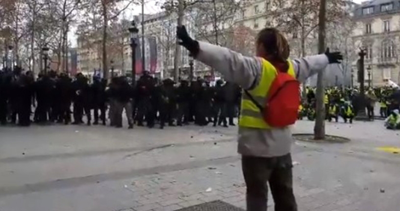 Fransa'da polisin karşısına dikilen kadının vücuduna mermi isabet etti