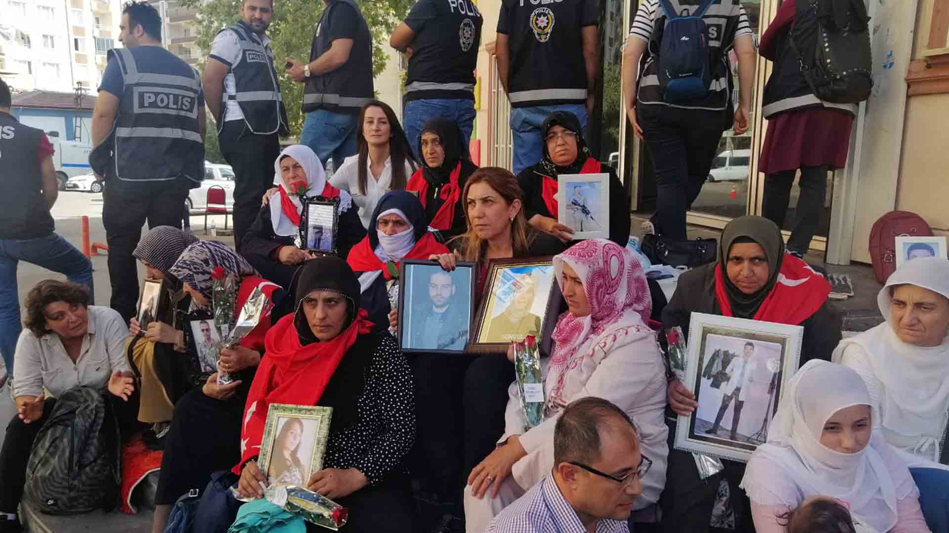Evlat nöbeti tutan Diyarbakır anneleri HDP İl Başkanı'na isyan etti!
