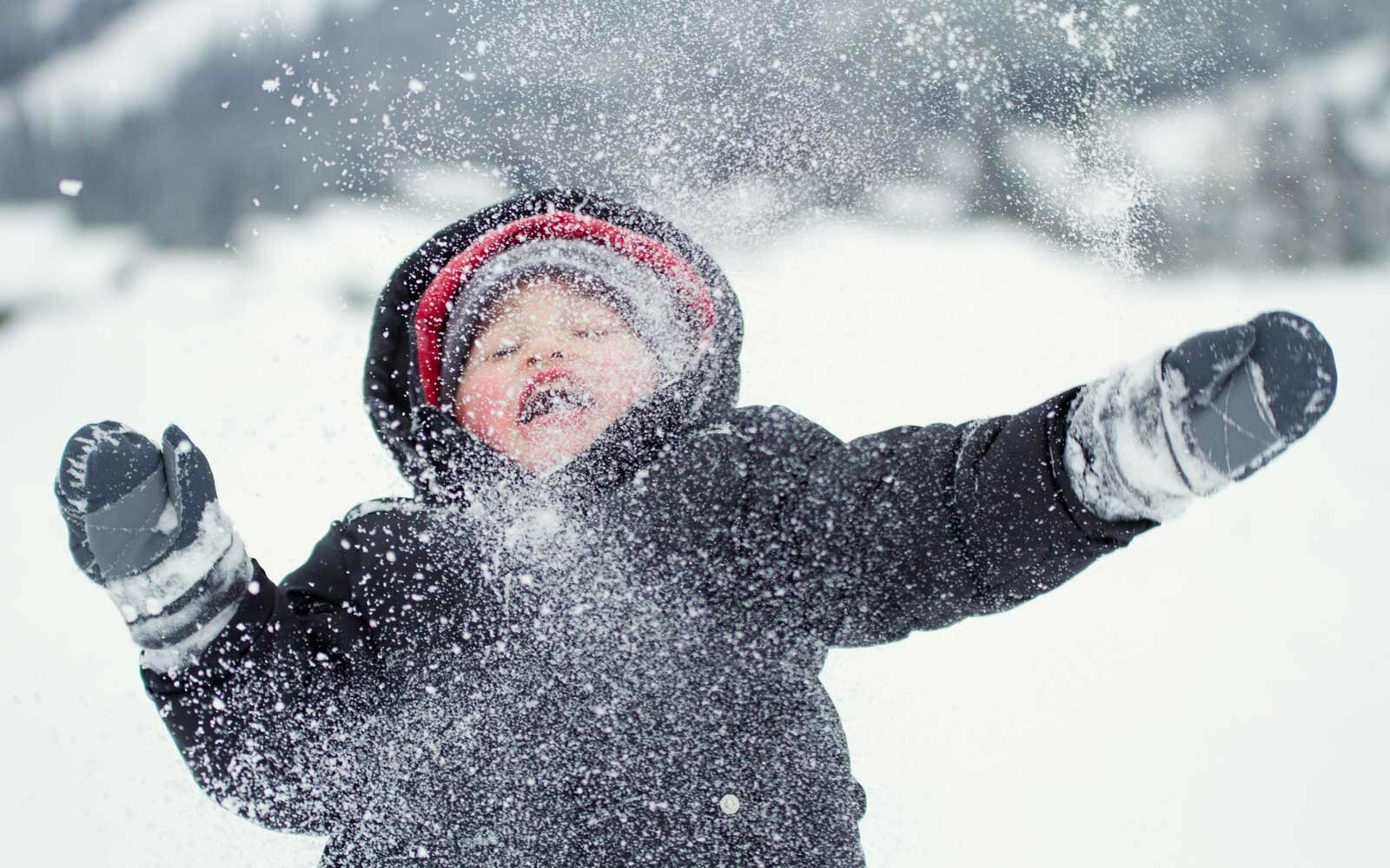 Играем со снегом. Снежки. Зима для детей. Дети снежки. Дети кидаются снежками.