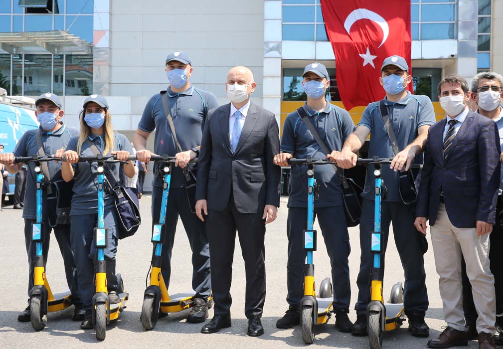 İstanbul'da PTT çalışanları dağıtımları artık elektrikli skuter ile yapacak!