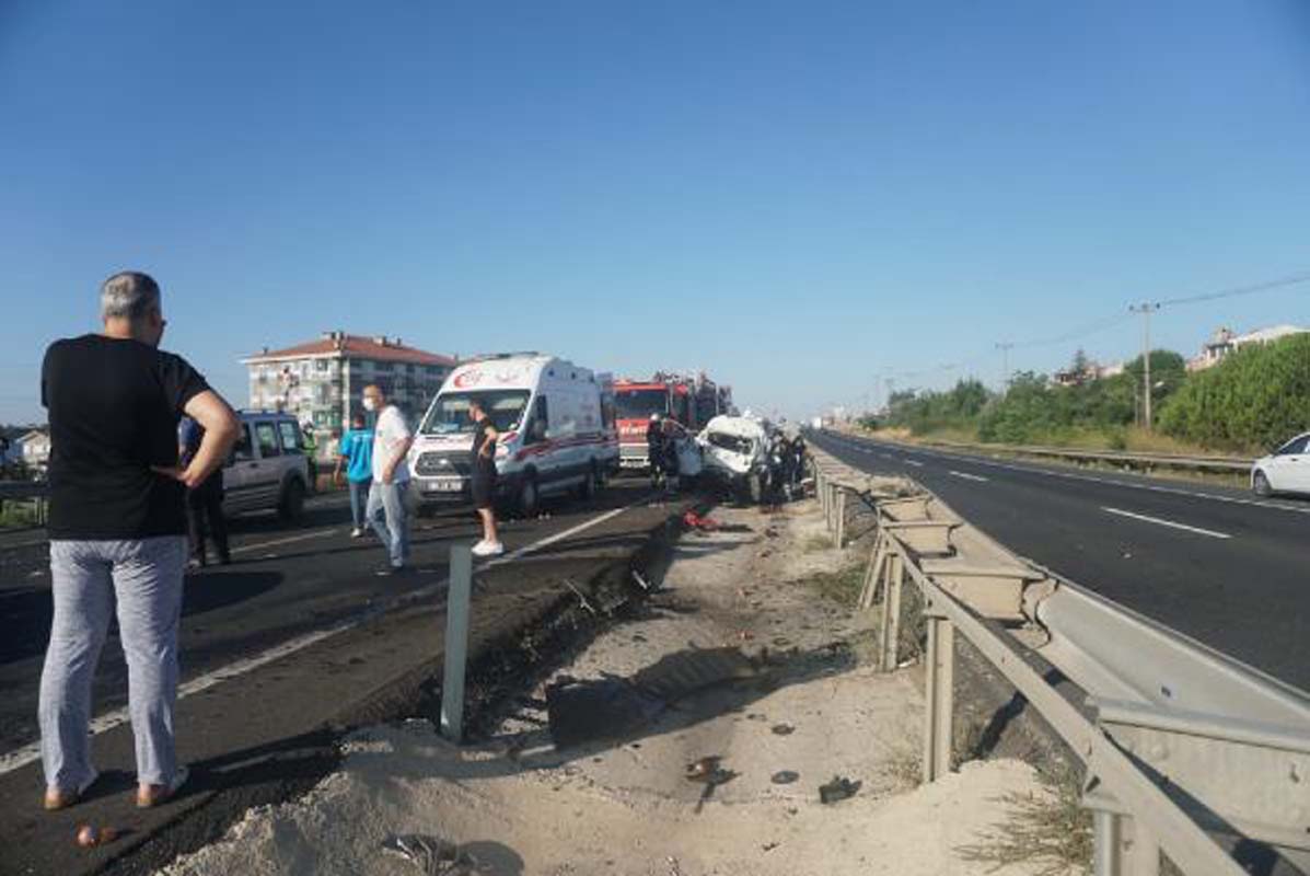Tekirdağ'da dikkatsizlik can aldı! Servis sürücüsü önündeki araca çarptı 2 ölü 4 yaralı!
