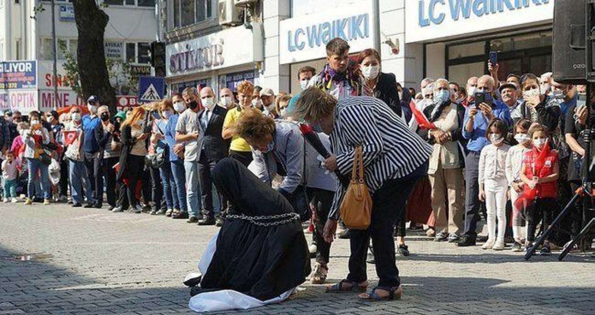 Balıkesir Edremit'te skandal görüntüler! Türk kadını çarşaf giydirip zincire vuruldu! Kaymakam jet hızıyla görevden alındı 