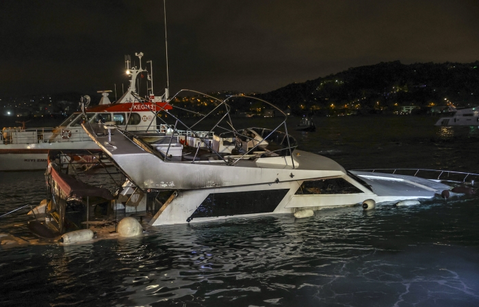 İstanbul Bebek'te, alevlere teslim olan tekne, denizin derinliklerine battı