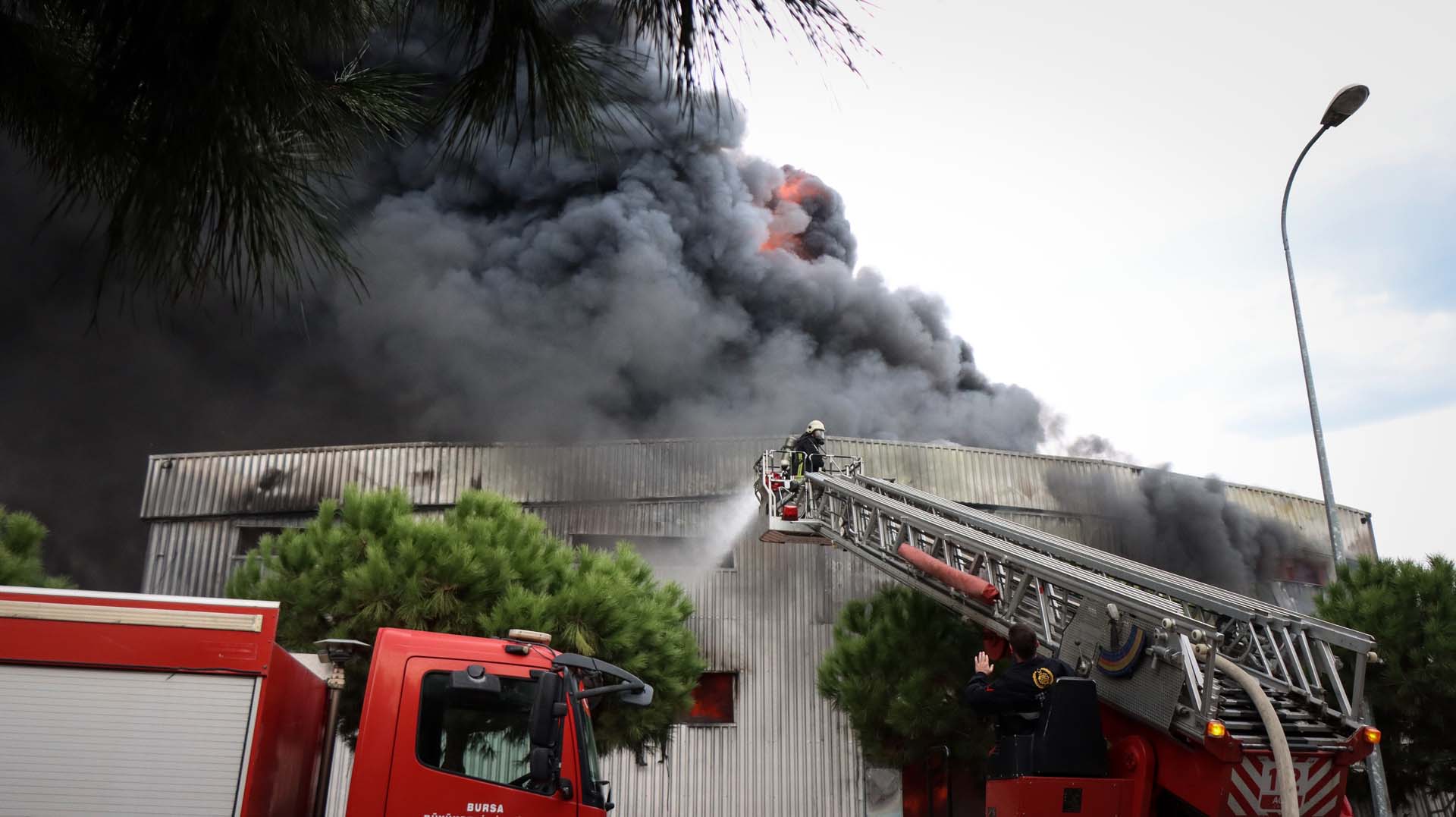 Son dakika | Bursa Kestel'de elyaf fabrikasında yangın çıktı! Ekiplerin müdahalesi sürüyor 