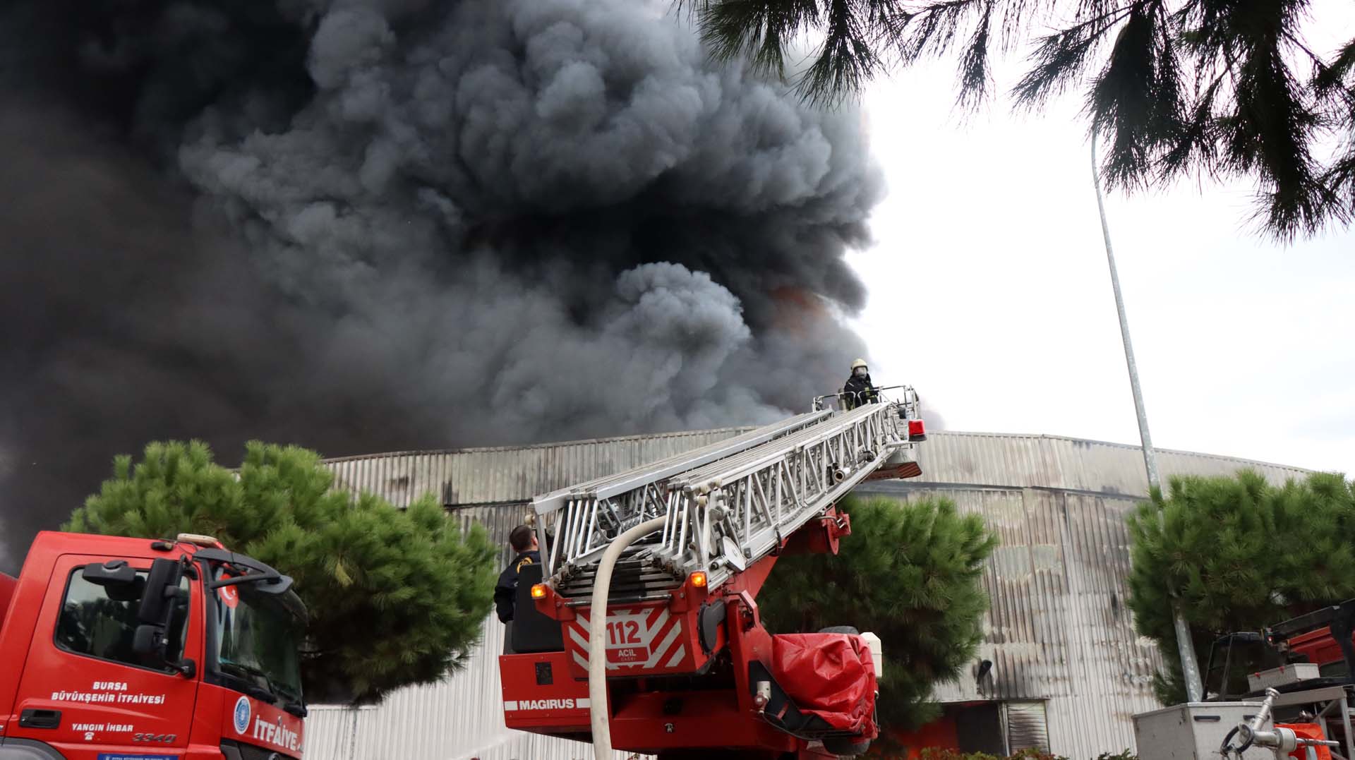 Son dakika | Bursa Kestel'de elyaf fabrikasında yangın çıktı! Ekiplerin müdahalesi sürüyor 