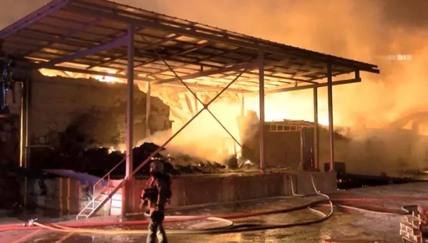 Esenyurt'taki ambalaj fabrikasında çıkan yangın saatler sonra kontrol altına alındı! Bir işçi hayatını kaybetti!