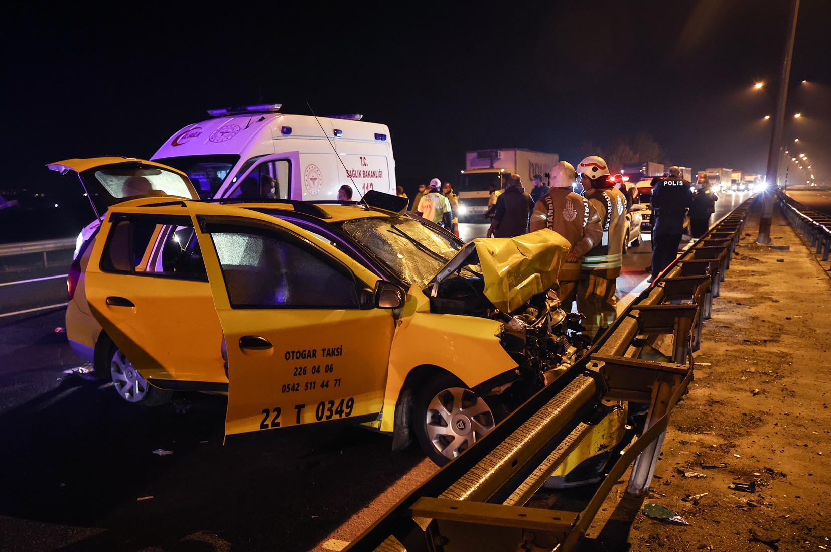 TEM'de feci kaza! 9 yolculu ticari taksi akaryakıt tankerine çarptı: 10 yaralı