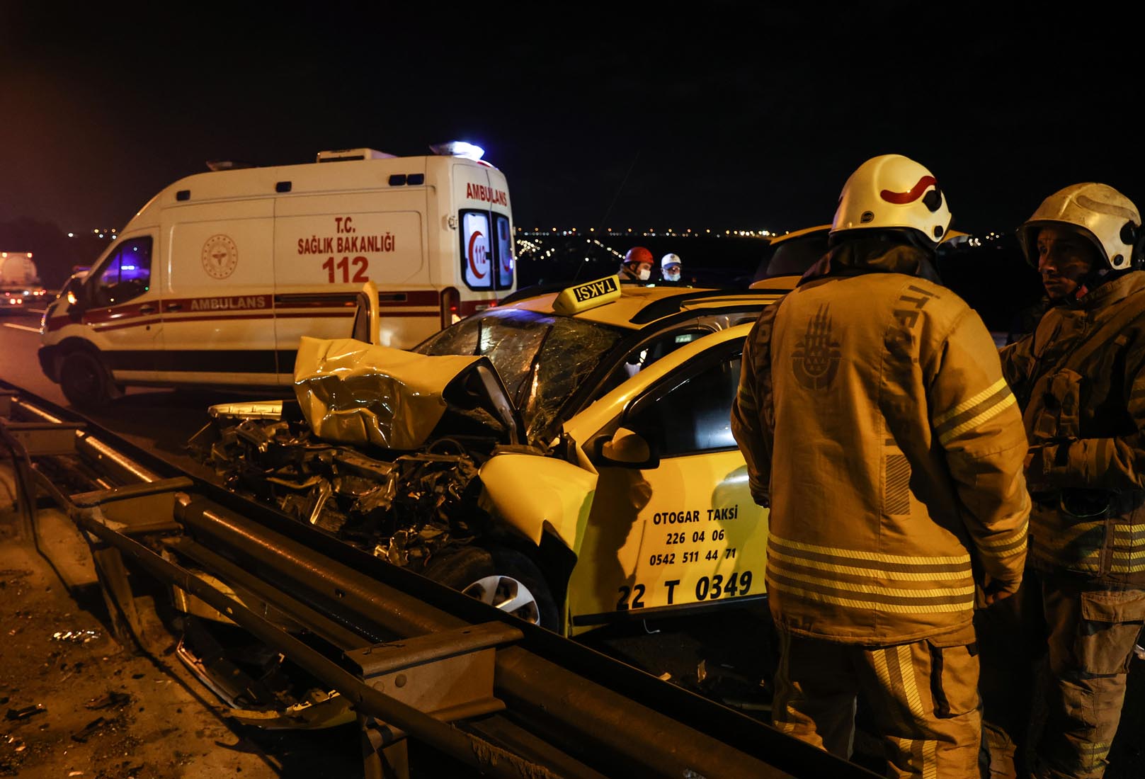 TEM'de feci kaza! 9 yolculu ticari taksi akaryakıt tankerine çarptı: 10 yaralı