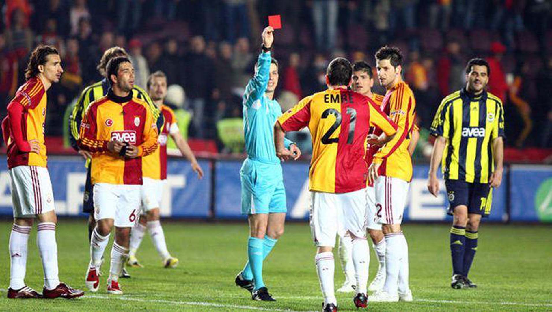 Galatasaray - Fenerbahçe derbisinde kartlar havada uçuşuyor! İşte o istatistikler!