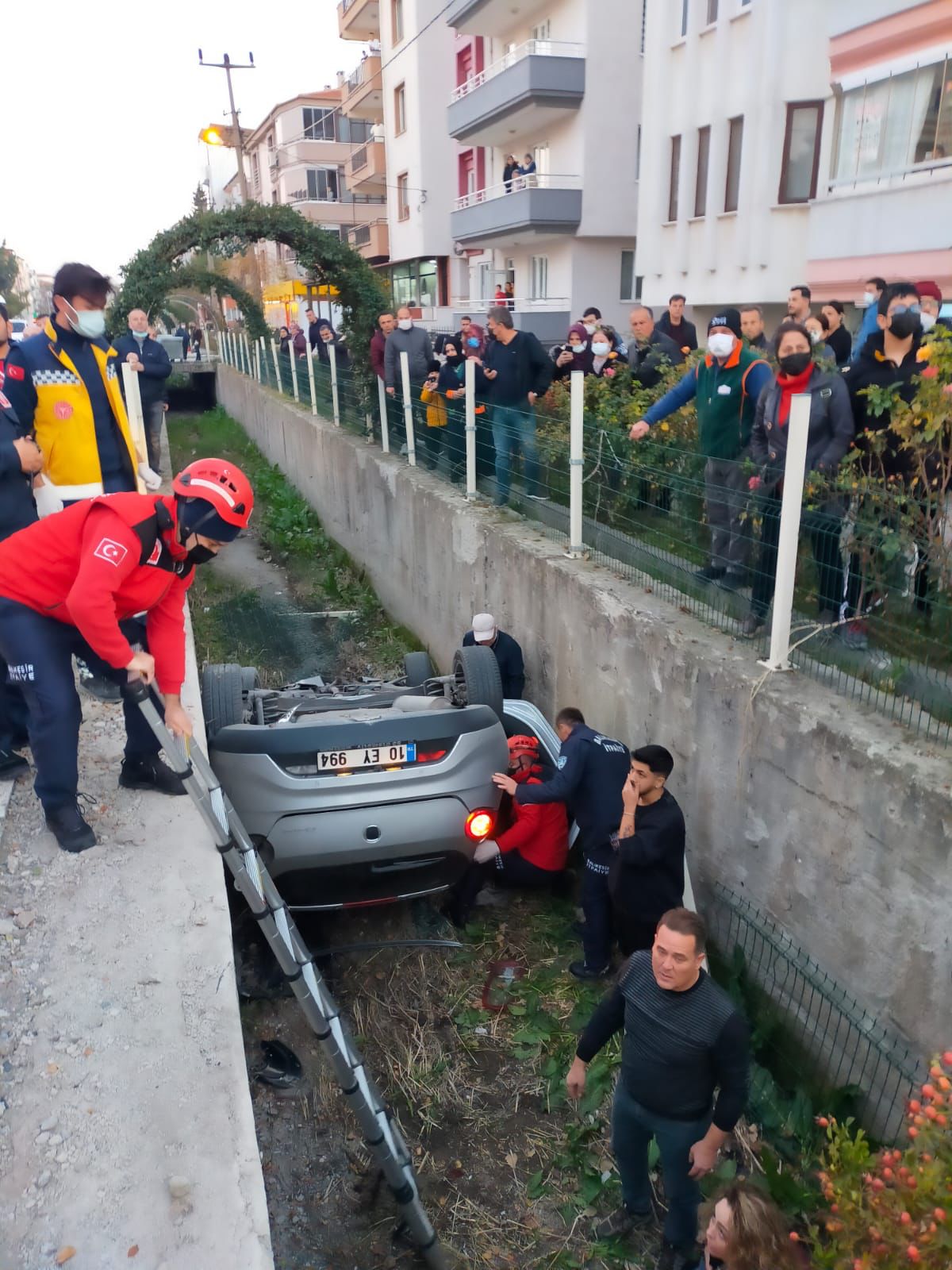 Balıkesir'de otomobil su kanalına devrildi! Araçta bulunan 3 kişi yaralandı