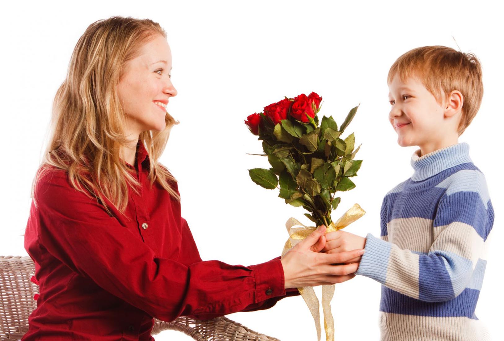 День матери мальчишек. Цветы для мамы. Мальчик дарит цветы маме. Ребенок дарит цветы маме. Ребенок дарит подарок маме.