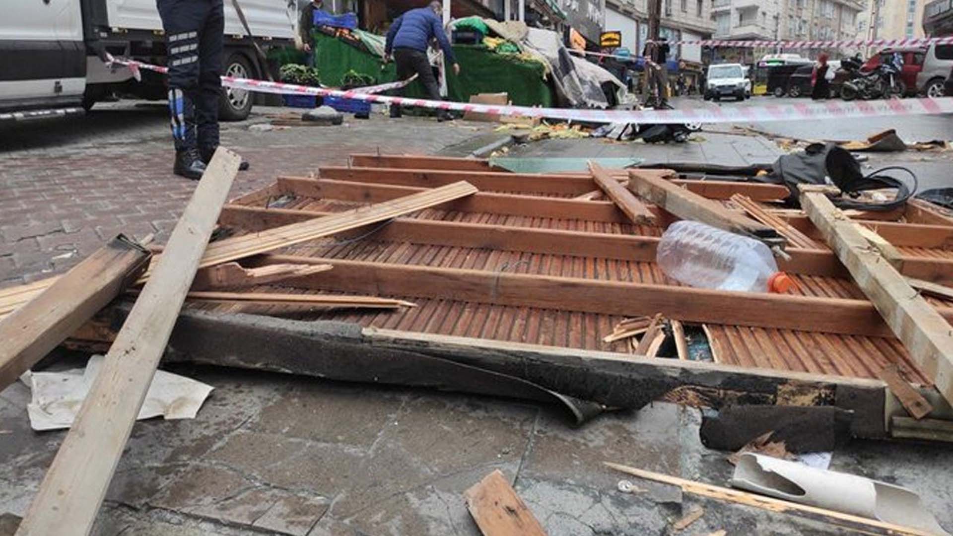 Son dakika! Şiddetli fırtına can aldı! İstanbul'da üzerine çatı düşen 2 vatandaş hayatını kaybetti!