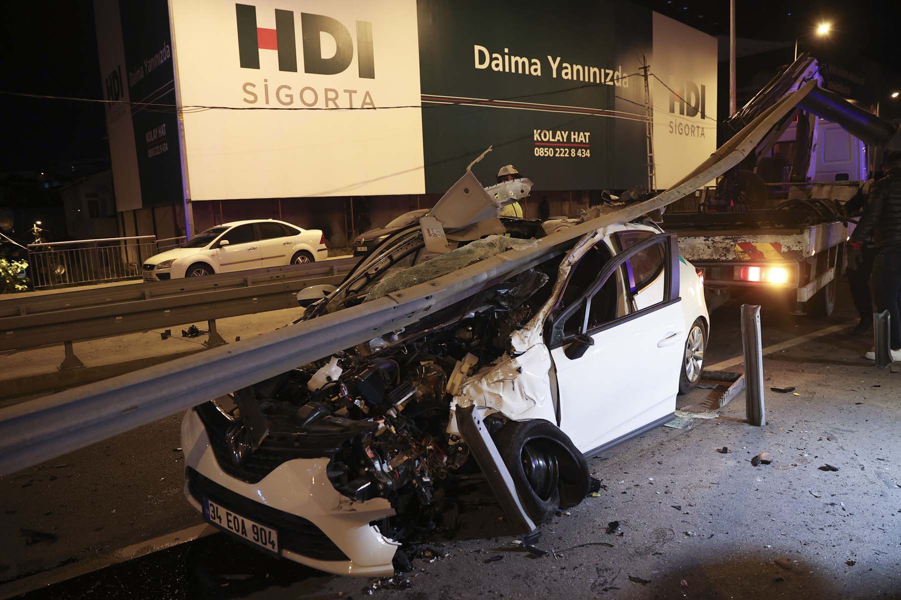 İstanbul Kadıköy'de feci kaza! Lastiği patlayan araç bariyerlere çarptı: Sürücü Cem Yücel hayatını kaybetti! 