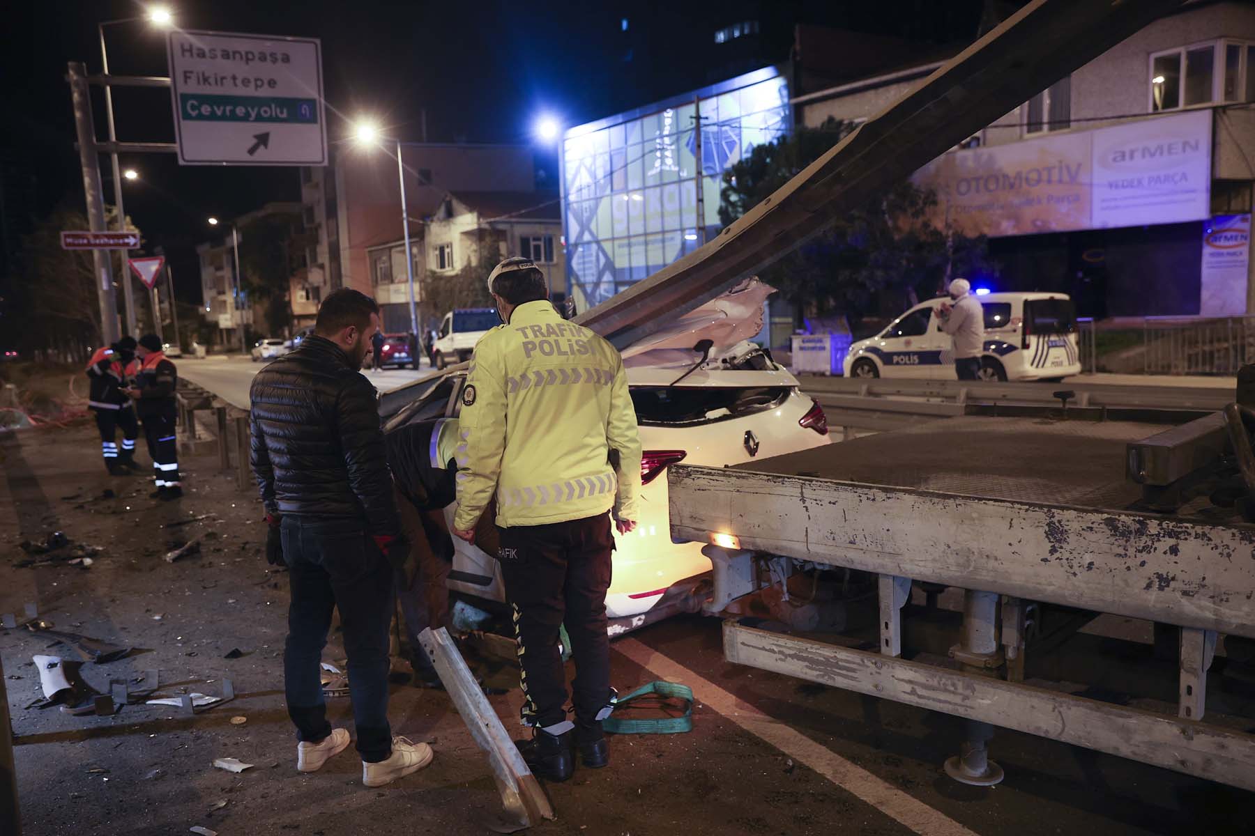 İstanbul Kadıköy'de feci kaza! Lastiği patlayan araç bariyerlere çarptı: Sürücü Cem Yücel hayatını kaybetti! 