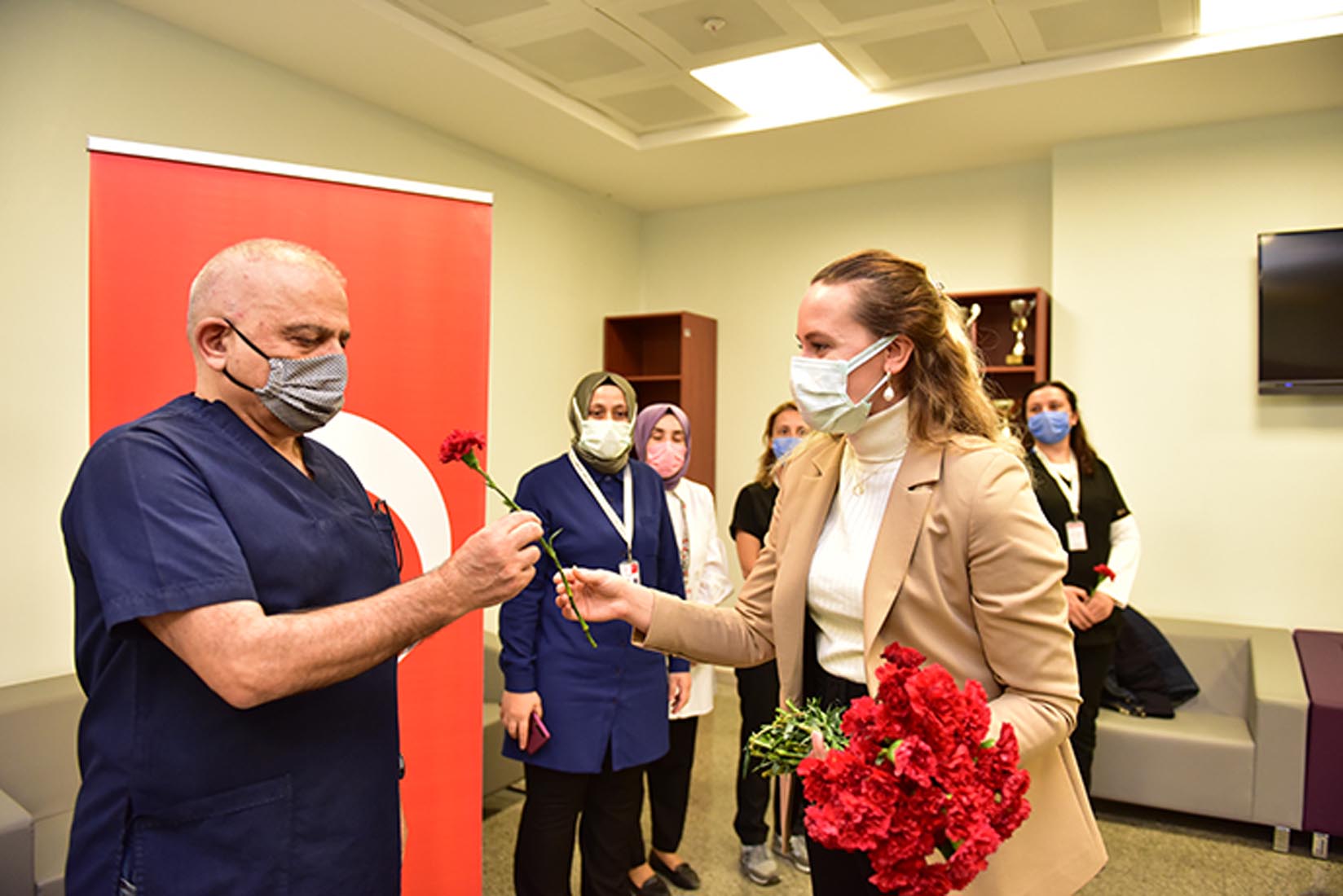 Tuzla Belediyesi Tıbbi Sekreterleri unutmadı, çiçek göndererek sürpriz yaptı