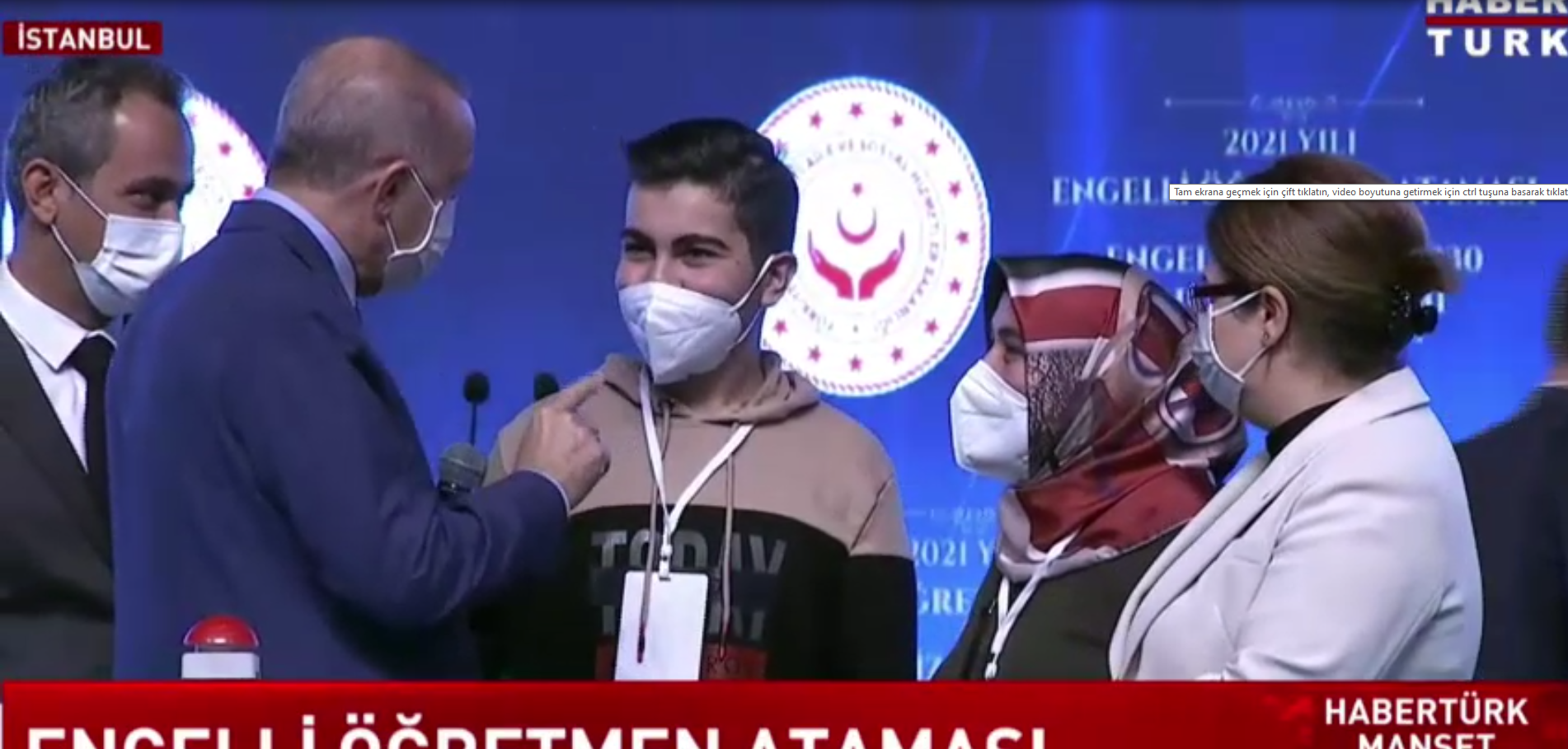 Cumhurbaşkanı Erdoğan'ı duygulandıran an! Annesiyle kendisinin resmini çizen engelli gencin elini öptü 