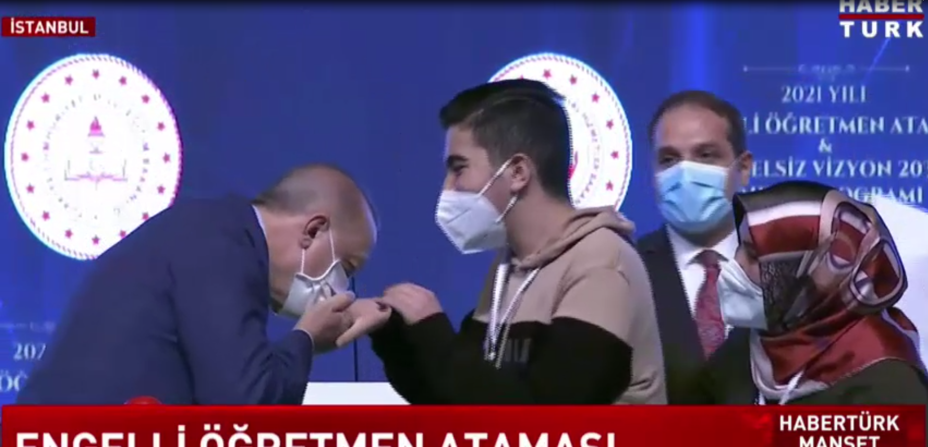 Cumhurbaşkanı Erdoğan'ı duygulandıran an! Annesiyle kendisinin resmini çizen engelli gencin elini öptü 