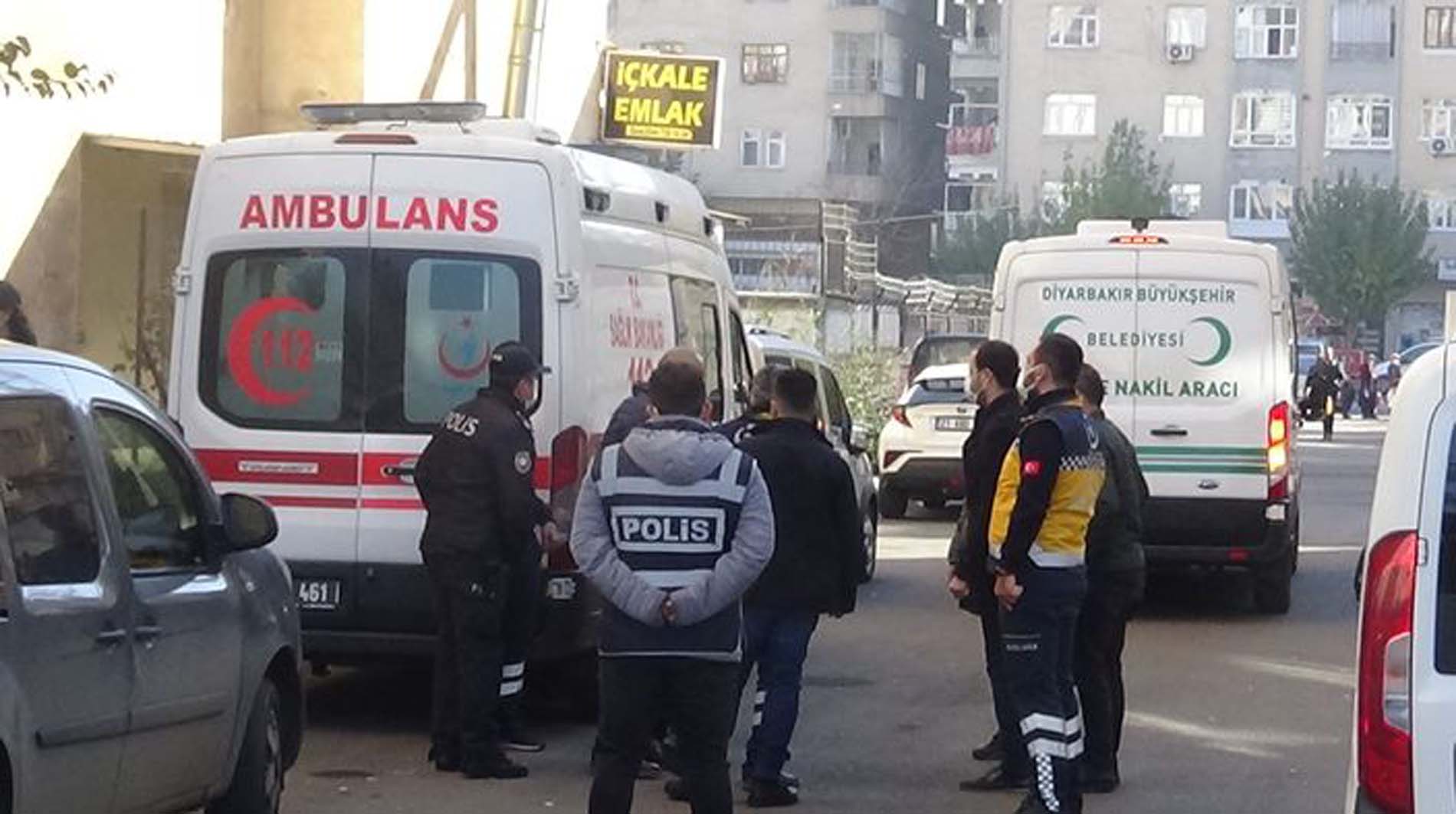 Diyarbakır Kayapınar'da cinnet getiren baba dehşet saçtı! Makas ve bıçakla ailesine saldırdı: Oğlunu öldürdü, eşine ve kızını ağır yaraladı 