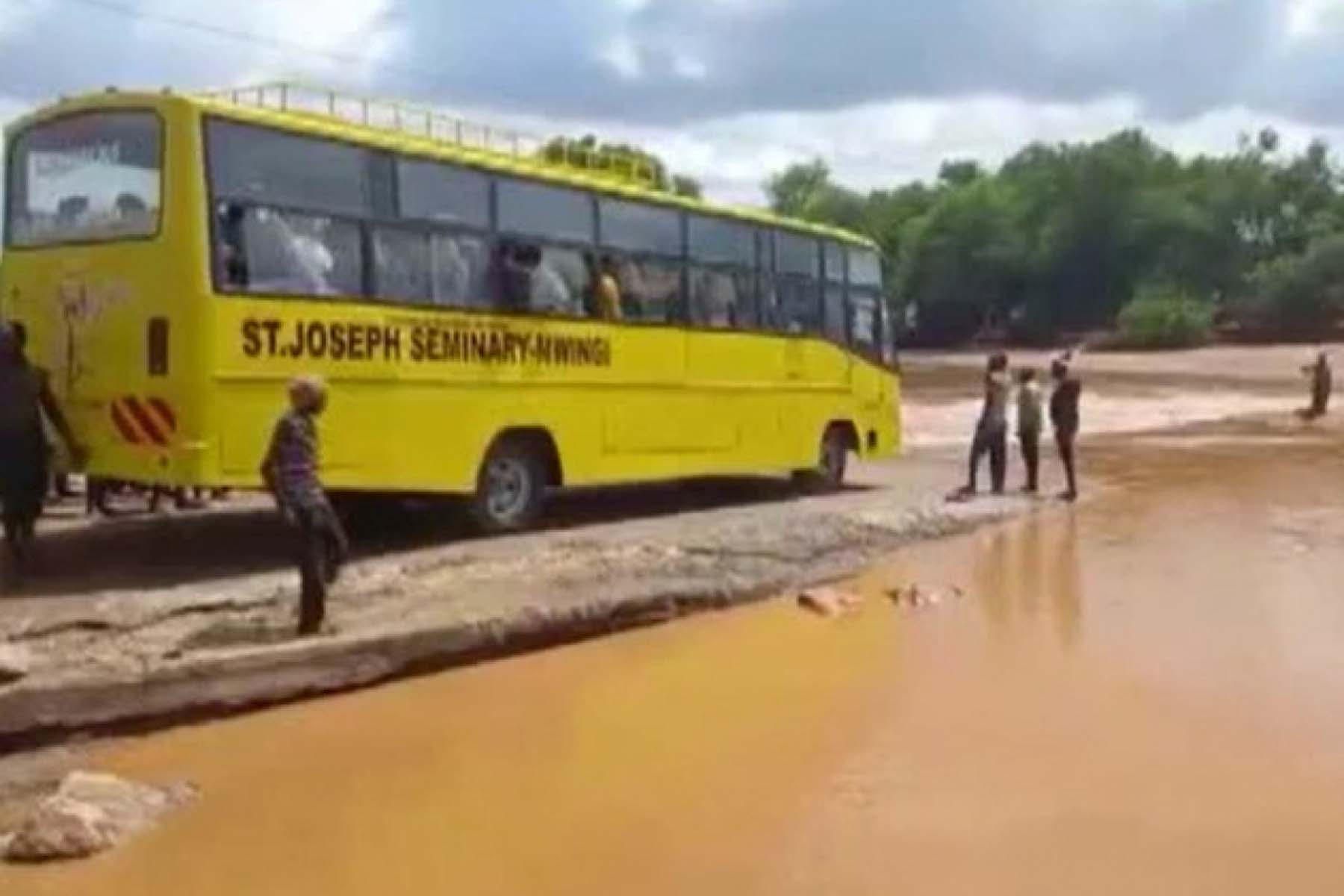 Kenya'da yolcu otobüsü nehre düştü: 31 kişi öldü 