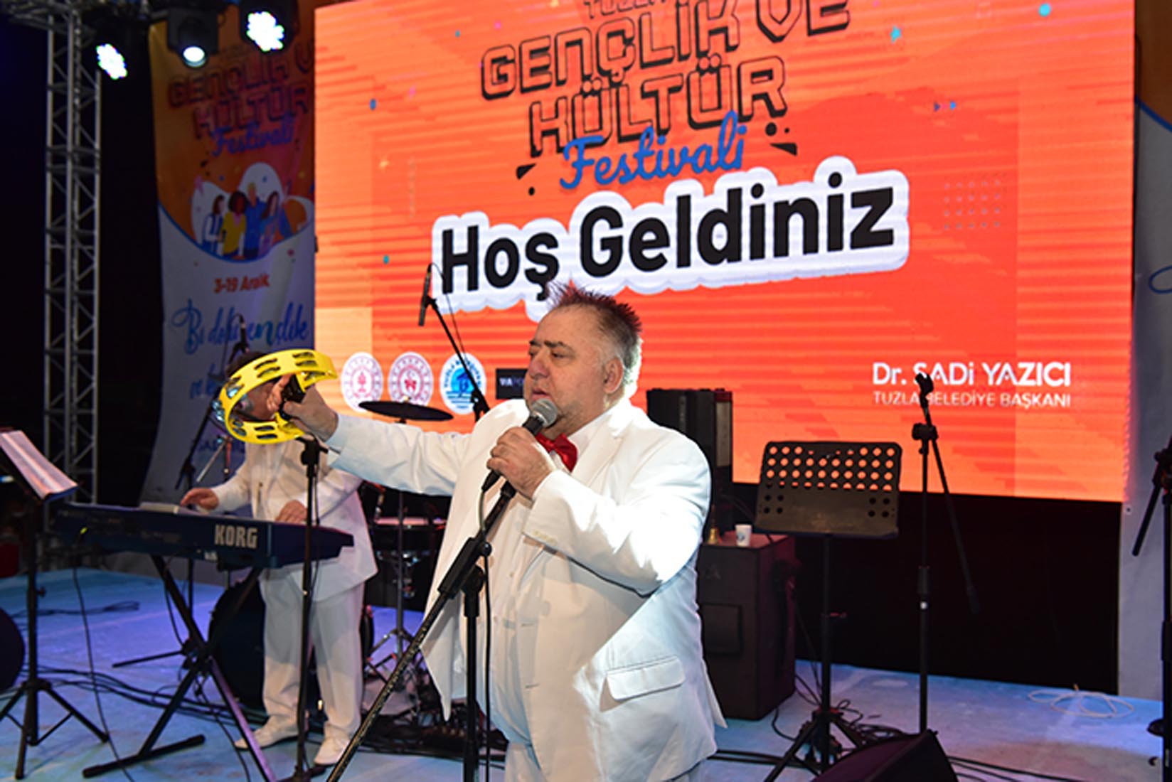 Tuzla Gençlik ve Kültür Festivali’nde Hababam Rüzgarı! Hababam Sınıfı’nın sevilen isimleri yüzlerce tuzlalı ile birlikte şarkılar söyledi