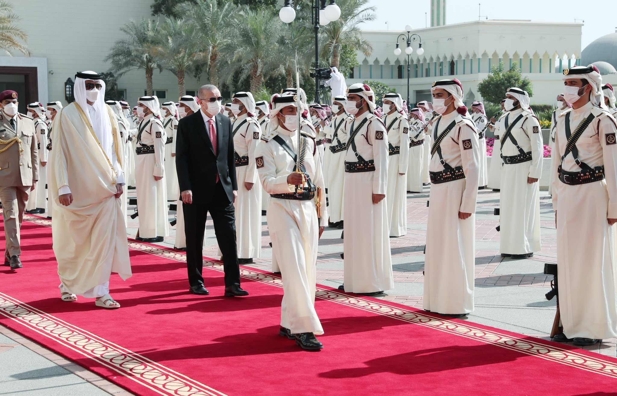 Cumhurbaşkanı Erdoğan, Katar'da resmi törenle karşılandı 