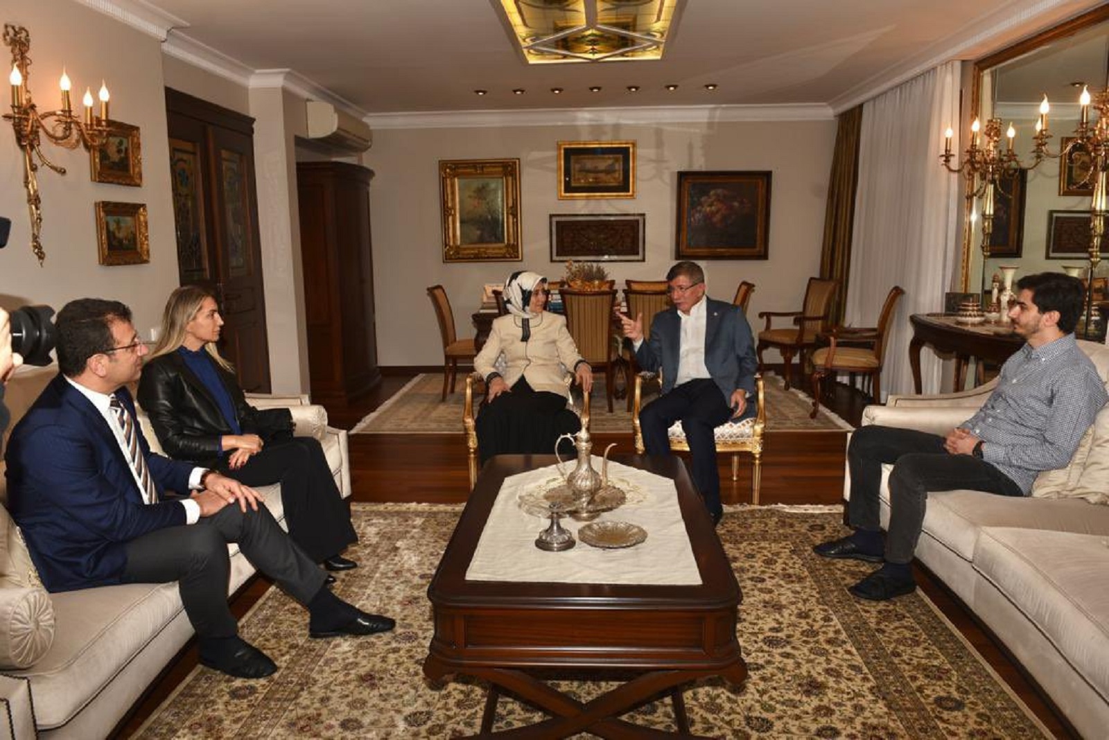 Ekrem İmamoğlu, Ahmet Davutoğlu'nu ziyaret etti! Görüşmeden dikkat çeken fotoğraflar