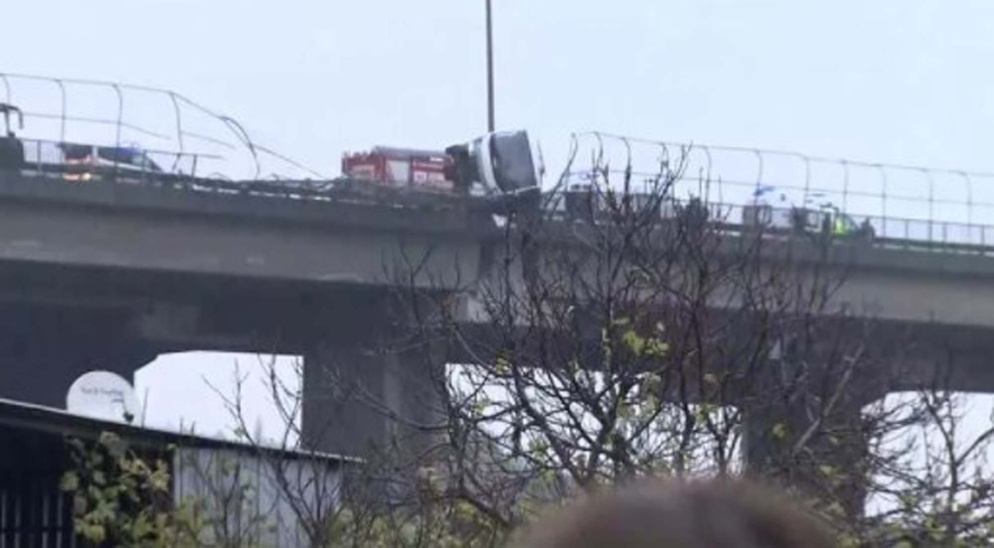 Bağcılar'da cezaevi midibüsü kaza yaparak köprüde asılı kaldı! Yaralılar var!