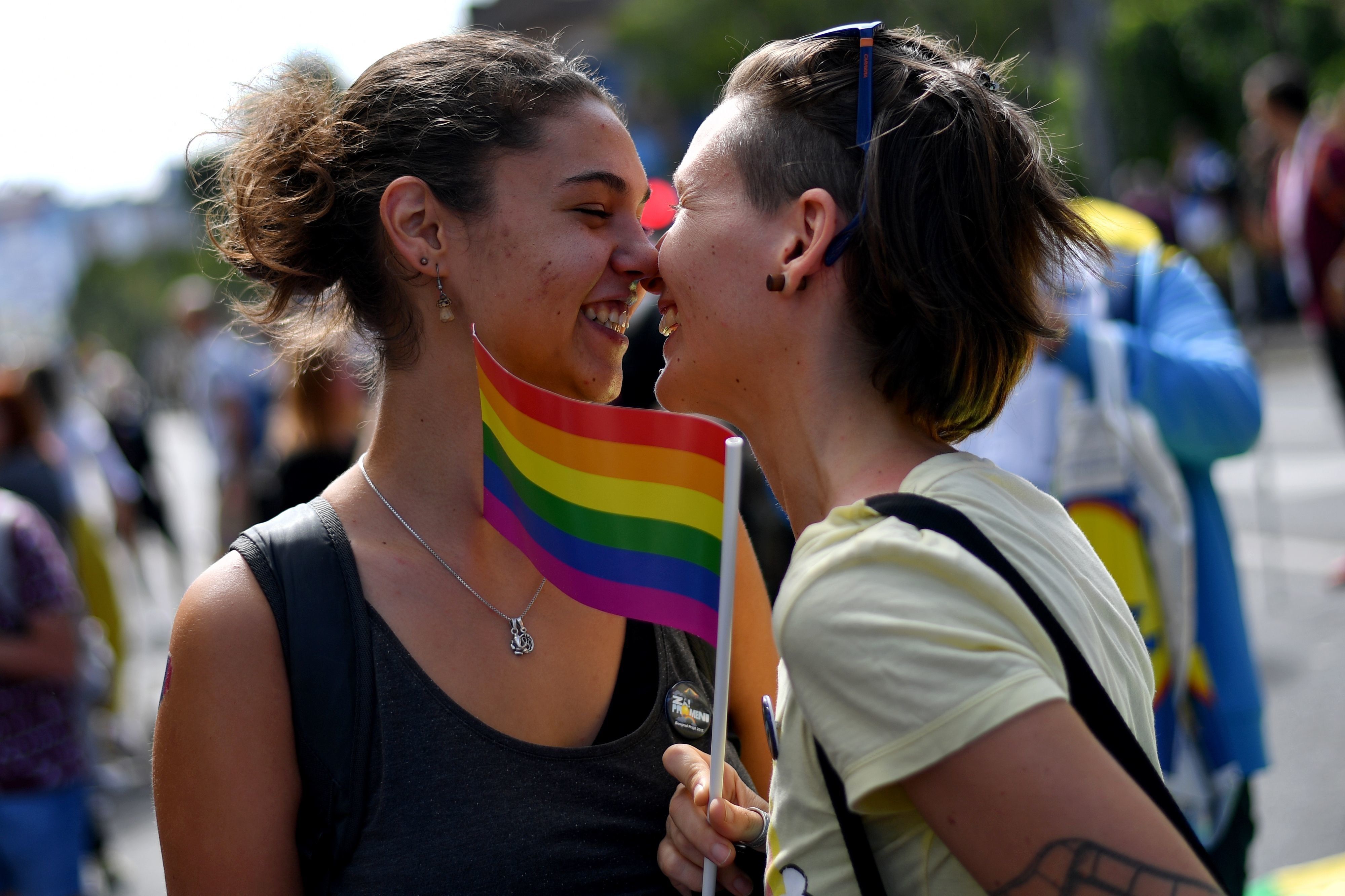 Sapkınlık normalleşmeye başlıyor! Eşcinsellik evliliklerine Şili onay verdi!