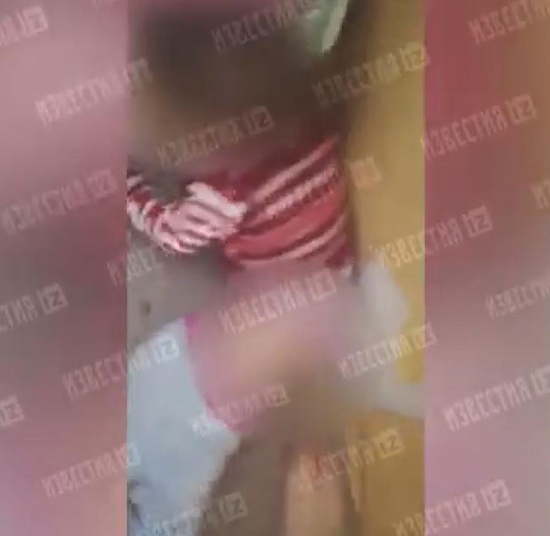 Kahreden görüntüler! Cani anne 1 buçuk yaşındaki kızını çırılçıplak soyup tekmeledi, yerden yere vurdu! Bir de videoya çekti!