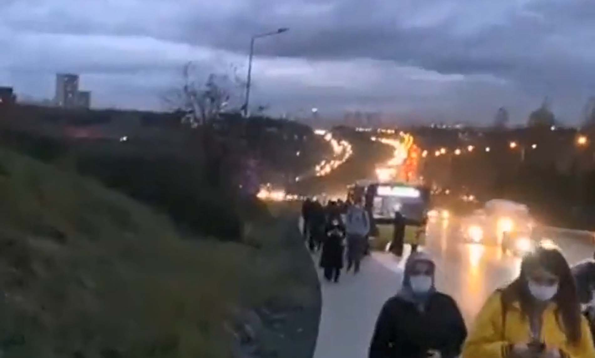 Tevfik Göksu paylaştı: İBB yine sınıfta kaldı! İstanbulluların bozulan İETT otobüslerinden çektiği çile bitmiyor! Otobüs bozulunca yürümek zorunda kaldılar