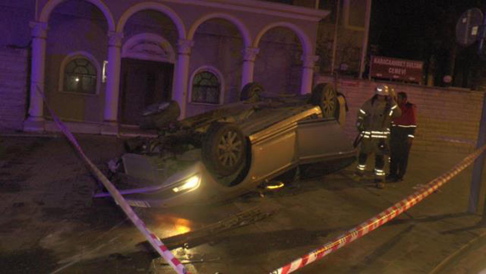 Üsküdar'da lüks araç taklalar atarak savruldu! Araçtan çıkarılan adam sedye üstünde canlı yayın açıp kazayı aktardı!