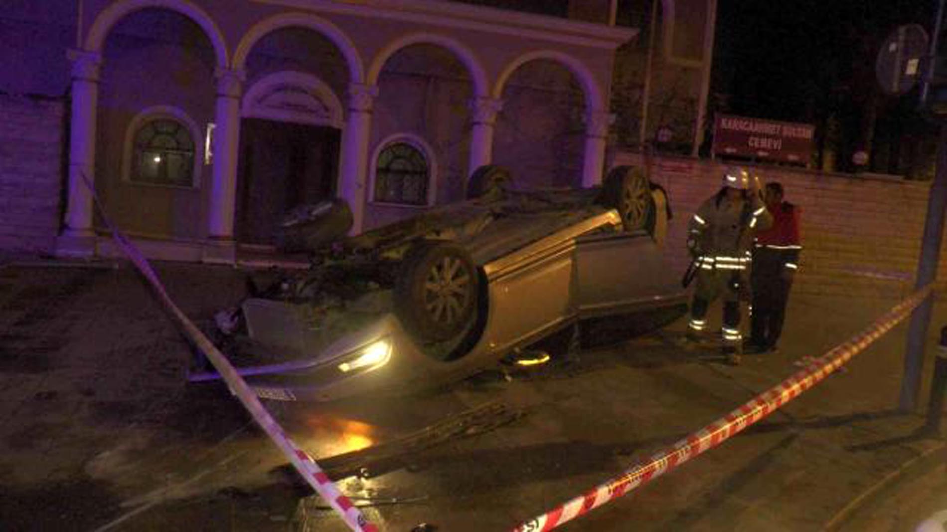 Üsküdar'da lüks araç taklalar atarak savruldu! Araçtan çıkarılan adam sedye üstünde canlı yayın açıp kazayı aktardı!